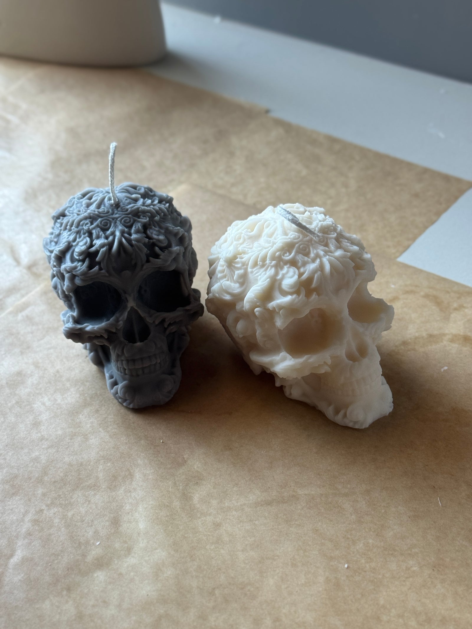 Floral Skull Candle Lifestyle – Handcrafted Gothic Soy Wax Candle, Ivory & Gray Colors, Perfect Halloween or Day of the Dead Décor