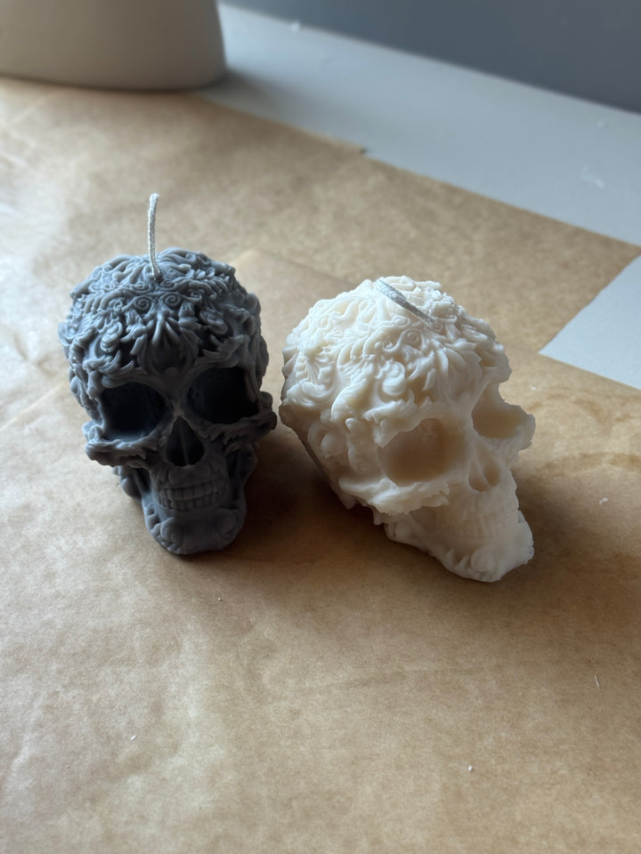 Handmade Skull Candle with Floral Details – Custom Colors & Scents for a Unique Touch