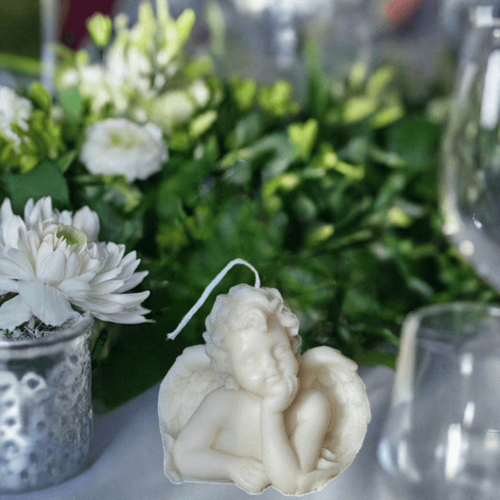 Angel-shaped candle with rose petals scent