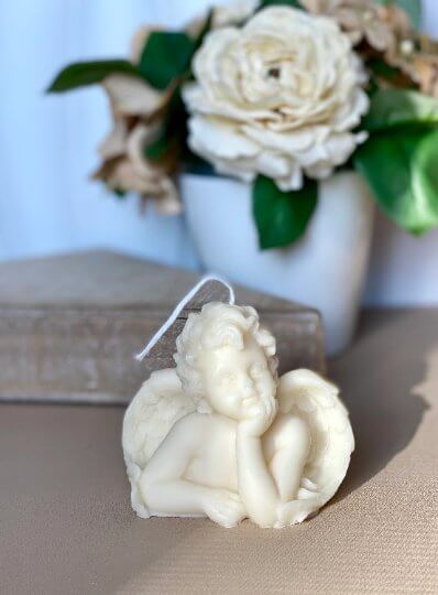 Angelic sculpture candle with floral scent