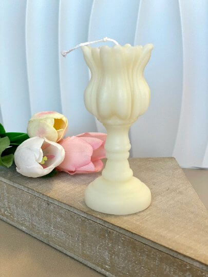 Scented candle with tulip design