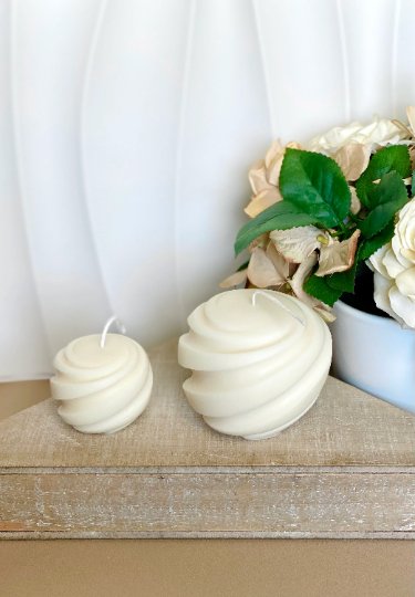 Minimalist swirl soy wax candle