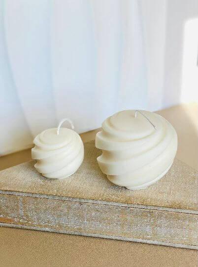 Large swirl candle in creamy vanilla scent