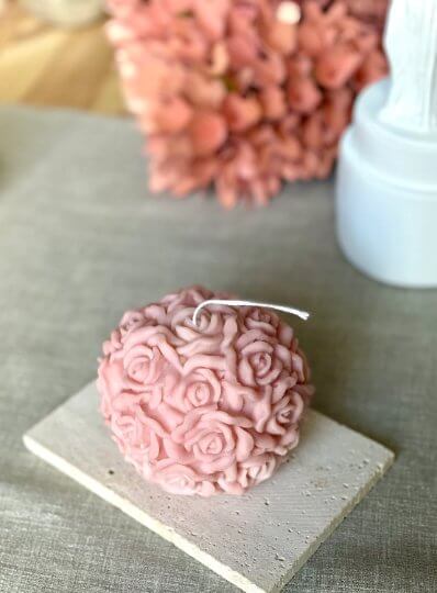 Luxurious rose fragrance soy candle