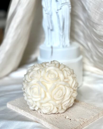 Floral rose-scented soy wax candle